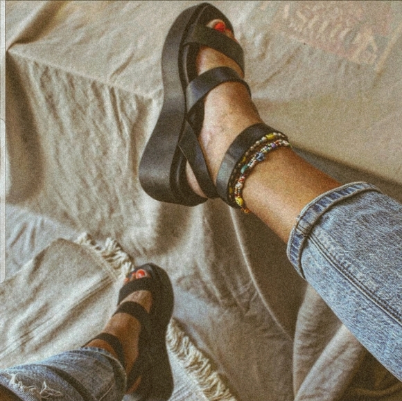 🚨LOW STOCK ALERT🚨// Black Strappy Chunky platform Sandal - Picture 4 of 5